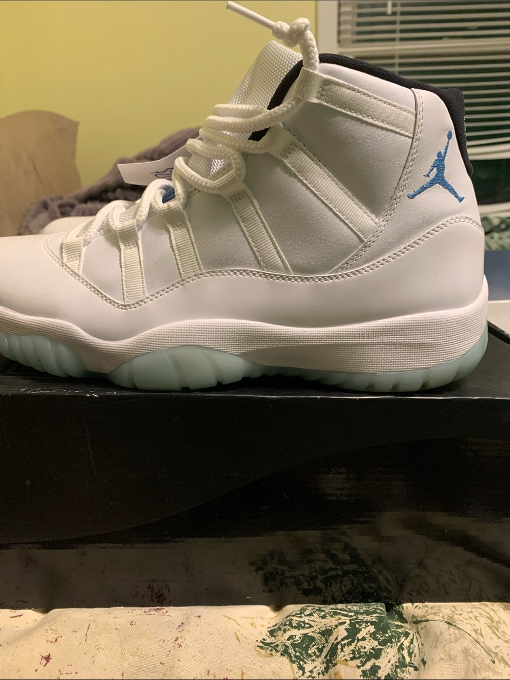 Jordan 11 men’s White High-Top Sneakers carolina blue - Picture 5 of 8